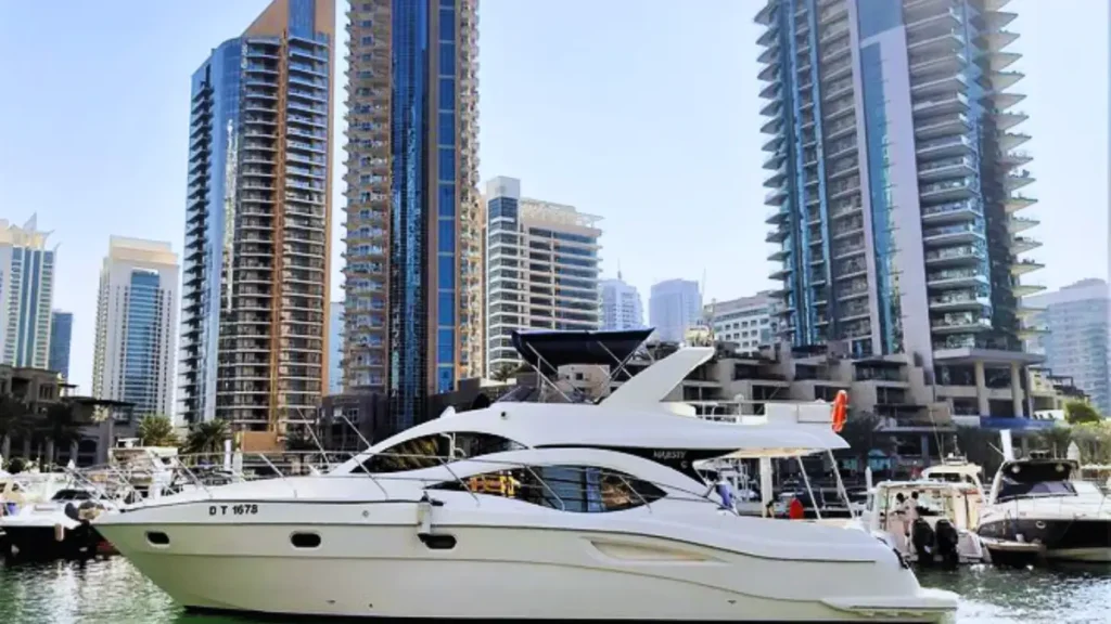 Dubai Yacht, Marina cruising experience.