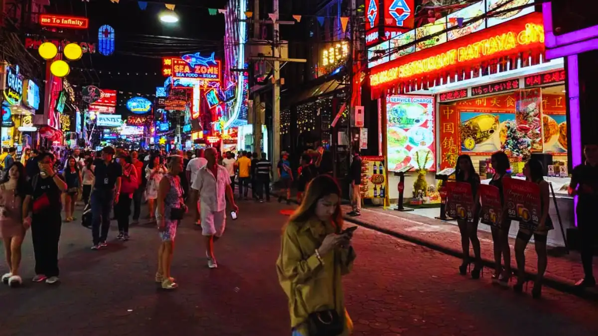 Exposure of Nightlife on the Walking Street