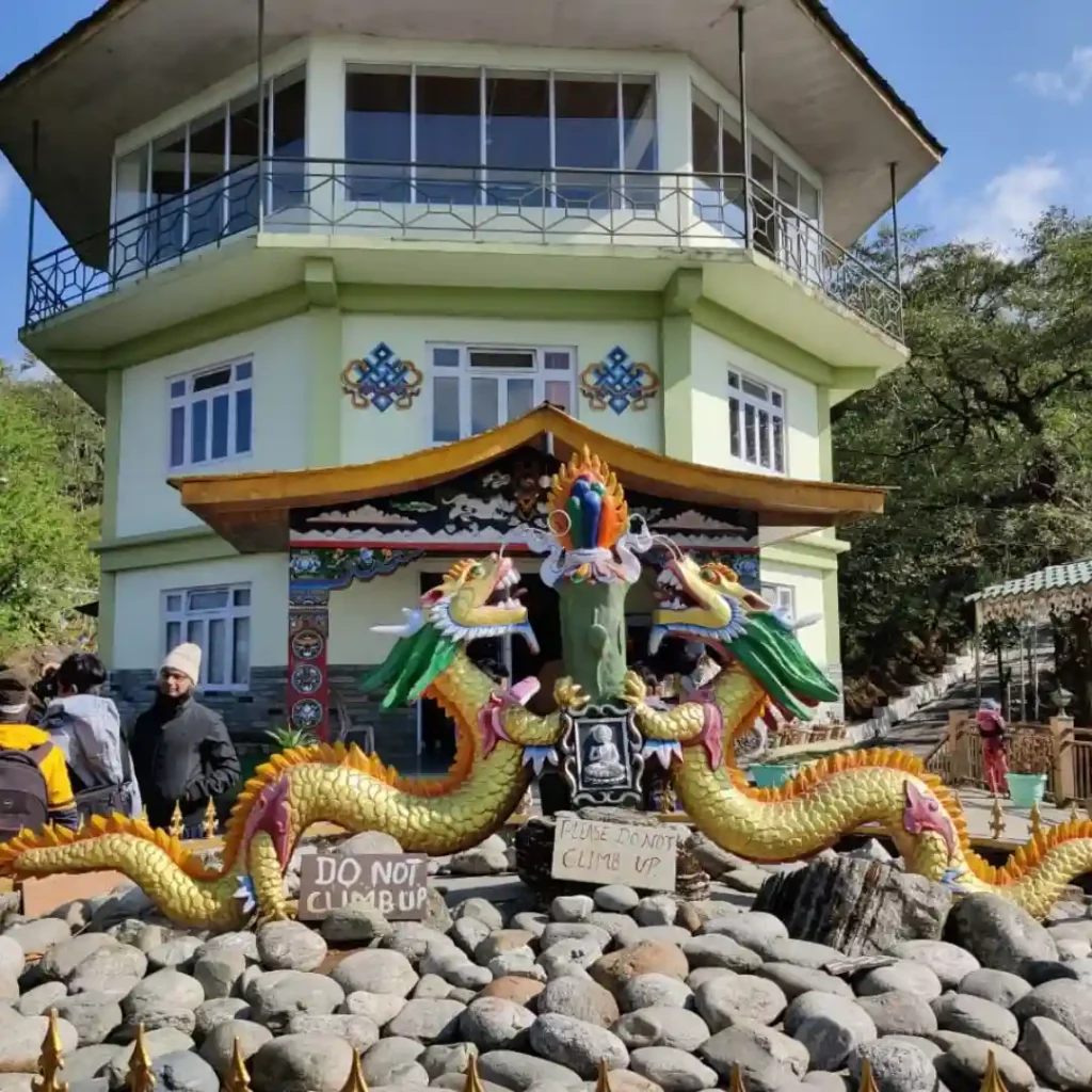 Gangtok Travel Guide 2025: Best Time, Activities, Places & How to Reach 5 Gangtok Image with two dragons statue