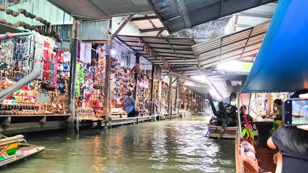 Damnoen Saduak Floating Market