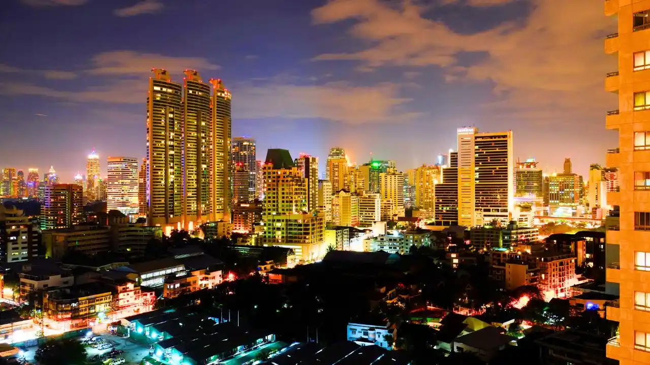 Night view of Sukhumvit Soi