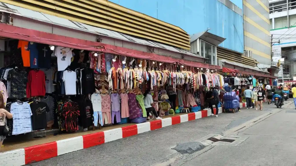 Pratunam Market, an affordable cloth market in Bangkok