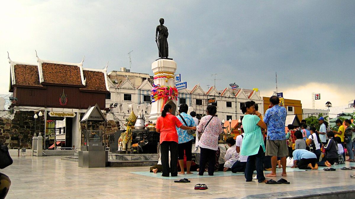 Stroll Through Suan Rak Park