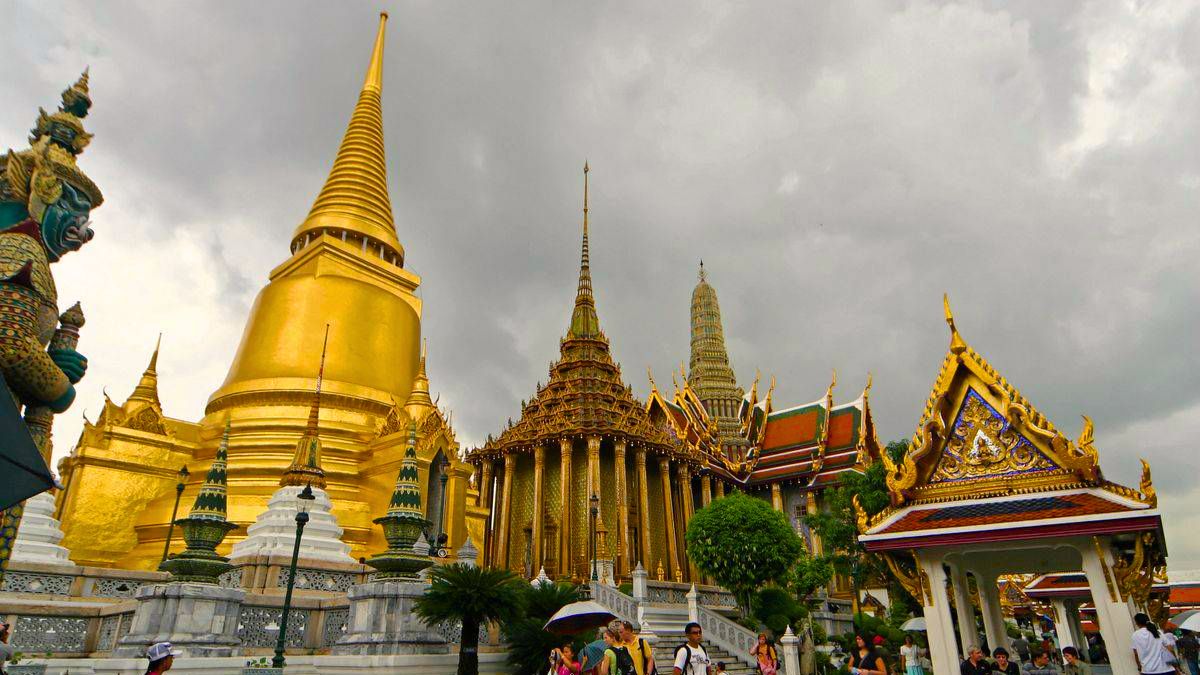 The Phra Si Rattana Chedi A Golden Beacon