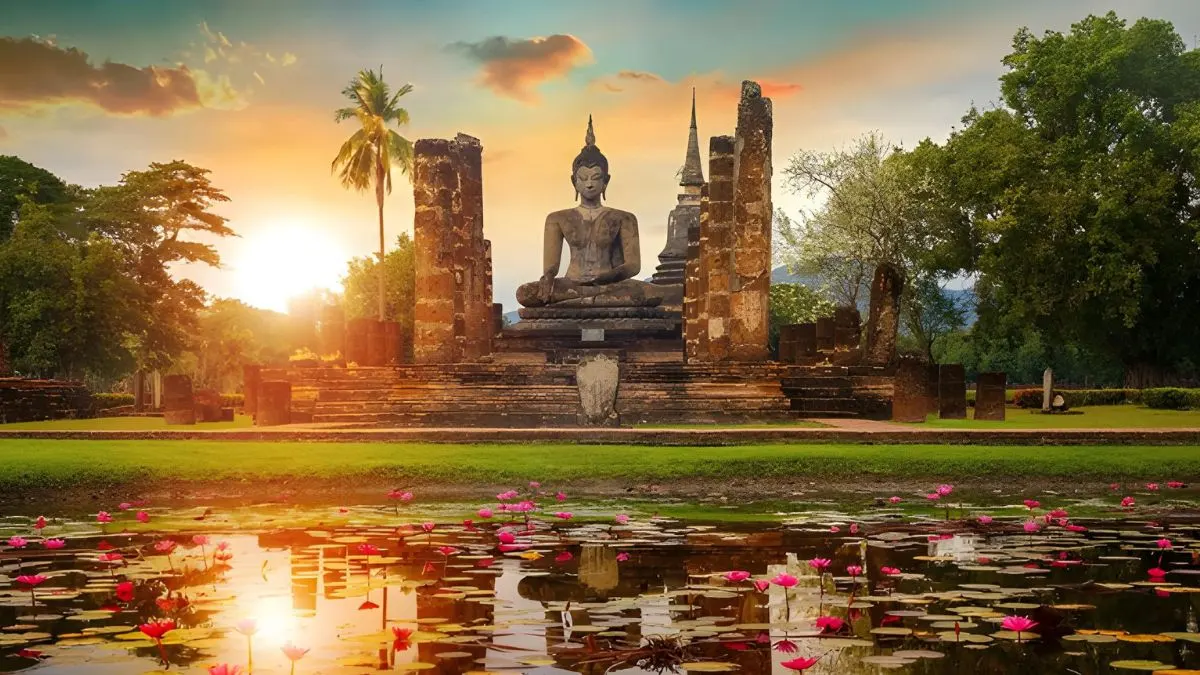 Watch the Sunset at Wat Mahathat