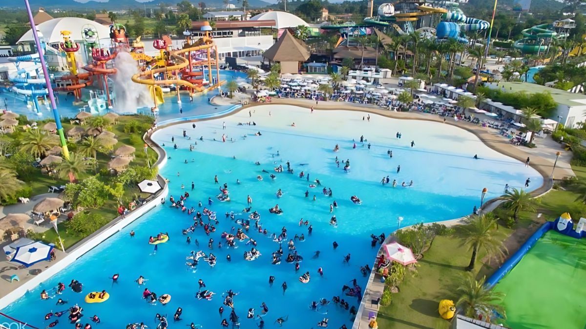 Mega Wave Pool Relax and Unwind